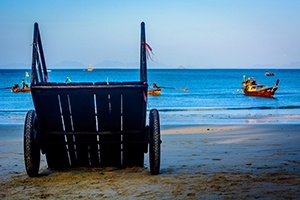 Strand med båt och hav