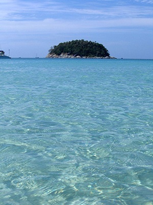 Blått vatten vid Kata Beach