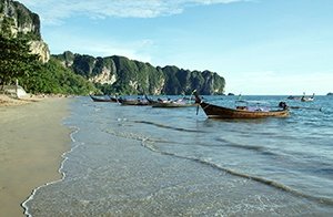 Båtar vid Ao Nangs kust
